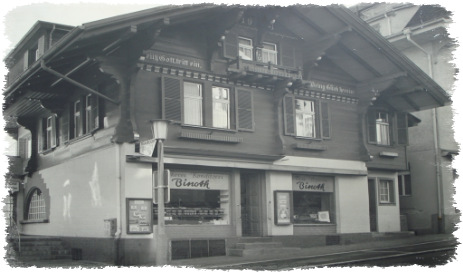 Schwarz-Weiss Fotografie von der ursprünglichen Bäckerei Binoth vor der ersten Hausvergrösserung
